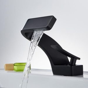 Faucet with robust construction, designed for a long service life